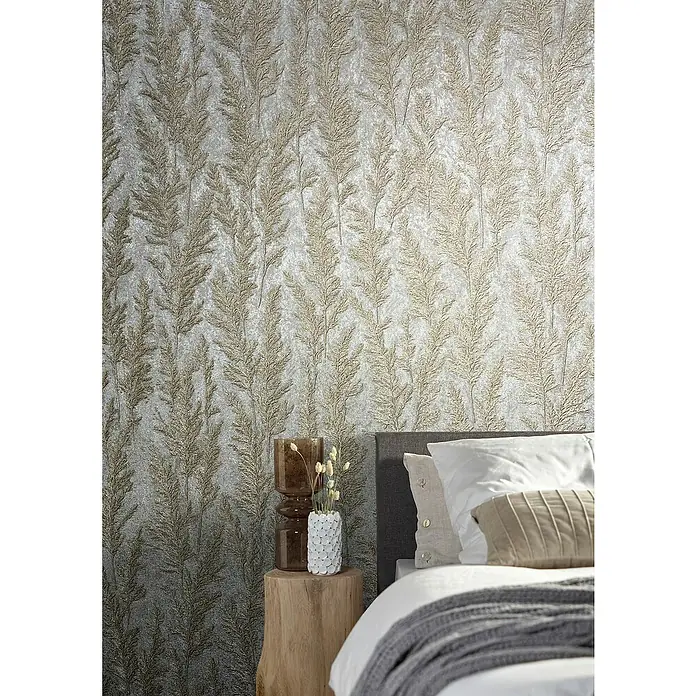 Marburg Natural Opulence Vliestapete Weiche Gräser - Beige, Floral, 10,05 x 0,7 m - Nahaufnahme eines Schlafzimmers mit einer strukturierten Tapete mit Gräser-Motiv in Gold- und Silberfarben.