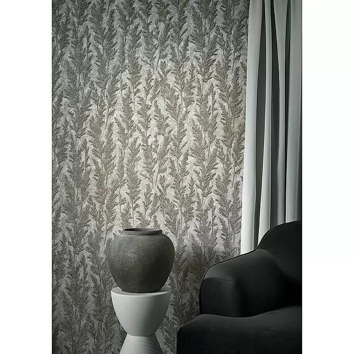Marburg Natural Opulence Vliestapete Weiche Gräser - Silber, Floral, 10,05 x 0,7 m - Glänzende silberne Tapete mit detailliertem braunem Pflanzenmuster, präsentiert in einem modernen Raumambiente.