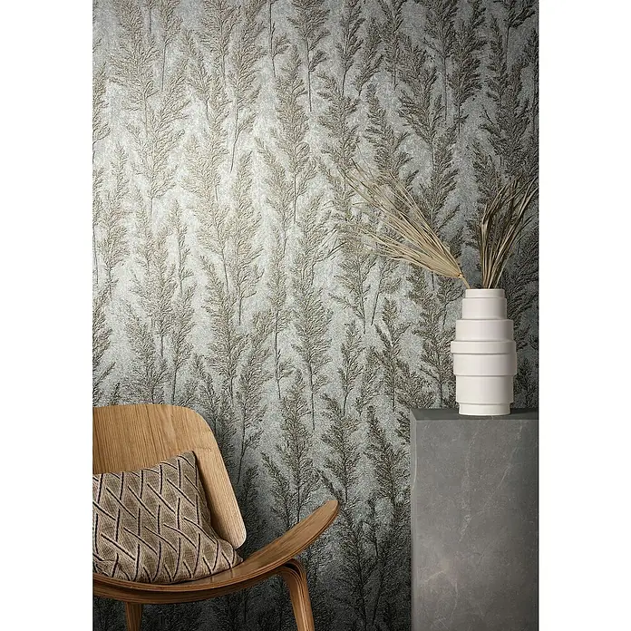 Marburg Natural Opulence Vliestapete Weiche Gräser - Silber, Floral, 10,05 x 0,7 m - Nahaufnahme einer strukturierten Tapete mit Pflanzenmuster, kombiniert mit einem eleganten Stuhl und dekorativer Vase.