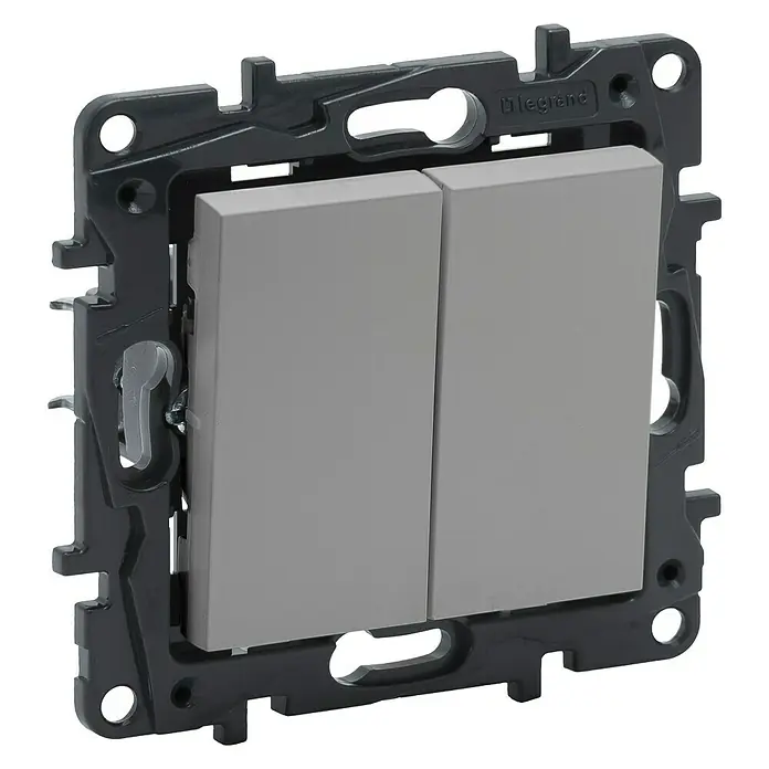 Legrand Niloé Step Conmutador doble - Aluminio, Instalar, Plástico - Primer plano de un interruptor de luz doble Legrand gris con marco negro.