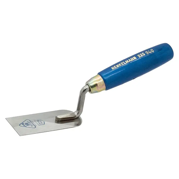 Jung Henkelmann Stukkateurspachtel - 40 mm, Qualitätsstahl rostfrei - Nahaufnahme einer Henkelmann Eckkelle 520 040 mit blauem Holzgriff und silberner Klinge, die sich ideal zum Verputzen von Ecken eignet.