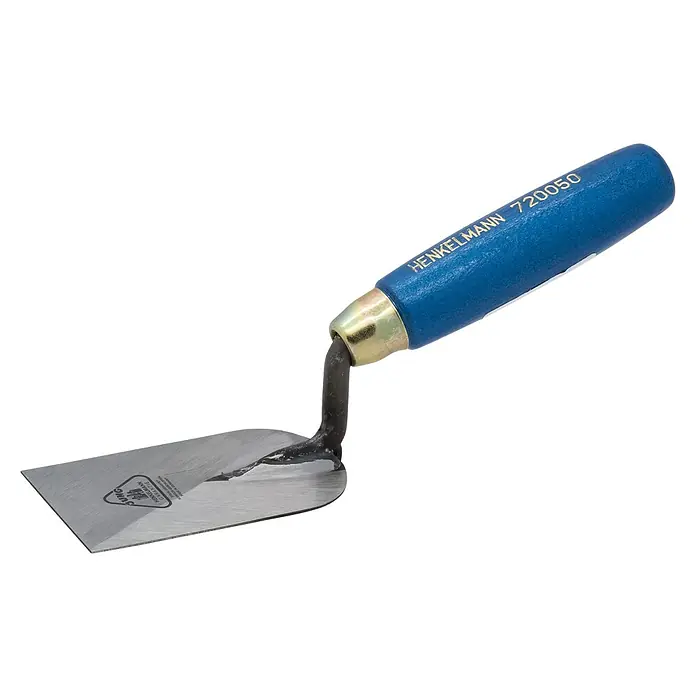 Jung Henkelmann Stukkateurspachtel - 50 mm, Qualitätsstahl gehärtet - Nahaufnahme einer Henkelmann-Maurerkelle 720050 mit blauem Holzgriff und polierter Metallklinge, ein Werkzeug für Bauarbeiten.