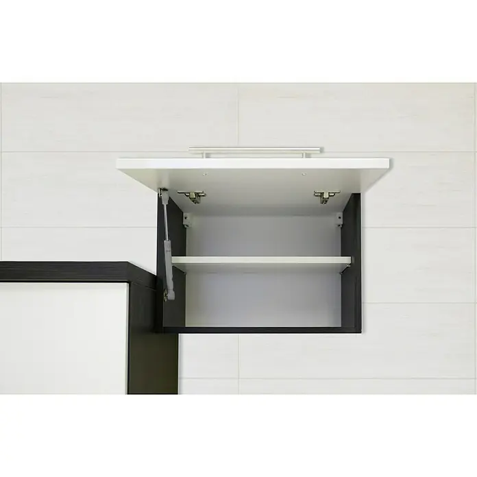 Respekta Premium Küchenzeile RP210ESCBO - Breite: 210 cm, Schwarz, Mit Elektrogeräten - Offener weißer Hängeschrank mit Regal vor weißer Fliesenwand. Der Schrank hat einen Griff und eine Gasdruckfeder.