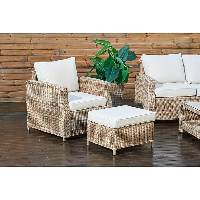 Taburete reposapiés Gotland - L x An x Al: 61 x 51 x 40 cm, Arena - Juego de muebles de jardín de ratán con sillón, otomana, sofá y mesa con tapa de cristal.