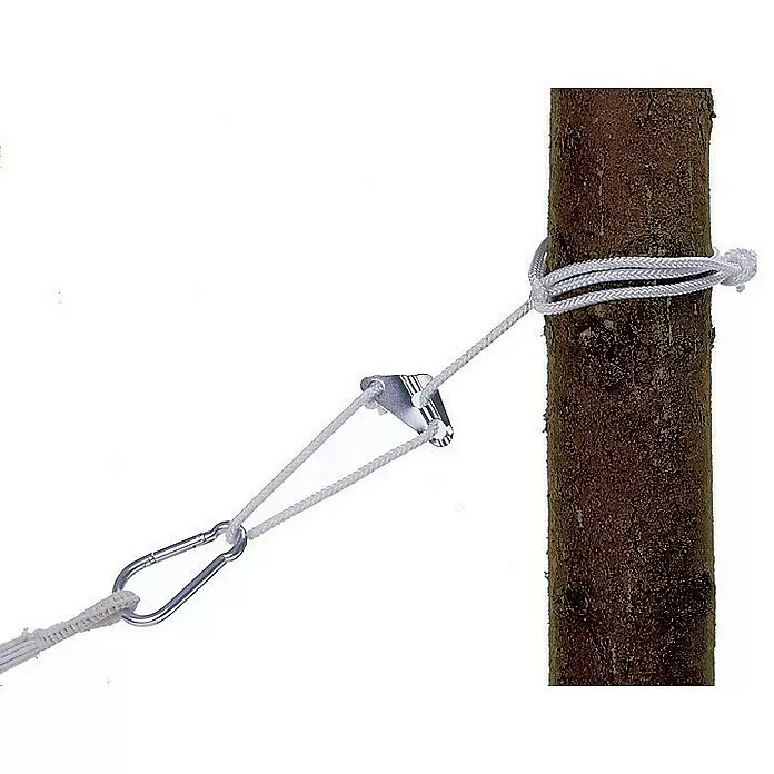 Amazonas Seilspannelement Smartrope - Belastbarkeit: 150 kg - Weißes Seilbefestigungssystem mit Metallkarabiner und Spanner, an einem Baumstamm befestigt.