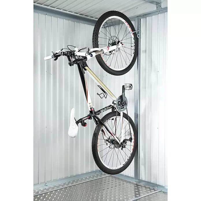 Biohort Fahrradhalter bikeMax - Gesamtstückzahl: 1 Stk., Material: Stahl - Ein weißes, schwarzes und goldenes Fahrrad hängt senkrecht an einem Wandhaken in einem Wellblechschuppen.