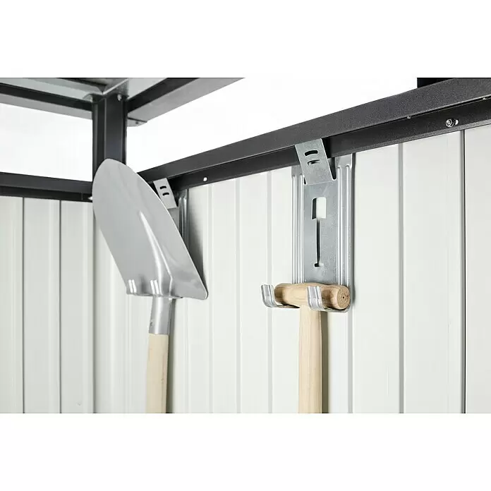 Biohort Europa Gerätehalter - 4 Stk., Stahl - Zwei Gartengeräte, eine Schaufel und ein Holzhammer, hängen an verzinkten Metallhaken.