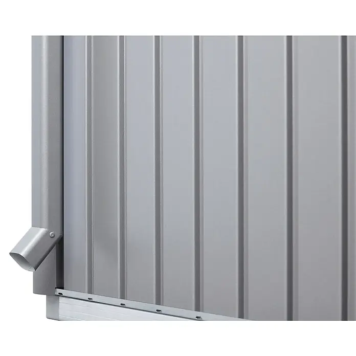 Biohort HighLine Regenfallrohr-Set - Quarzgrau-Metallic, Länge: 205,5 cm - Silbernes Wellblechpaneel mit passendem Fallrohr links, das Wasser zu einem unteren Entwässerungskanal leitet.