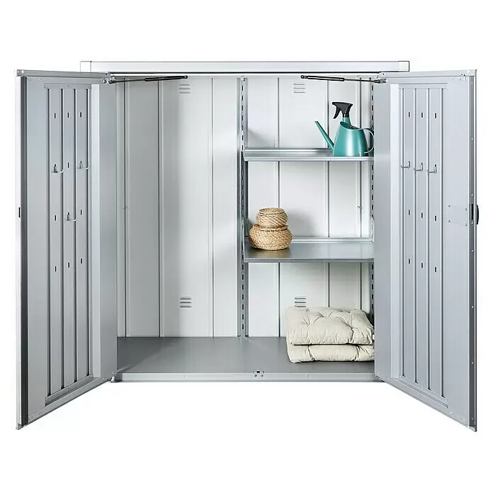 Biohort Romeo Geräteschrank Romeo Gr. L - Außenmaß inkl. Dachüberstand (B x T): 132 x 87 cm, Stahl, Silber-Metallic - Ein offener grauer Metall-Gartenschrank mit verstellbaren Regalböden, Haken, einer Gießkanne, Körben und Kissen.