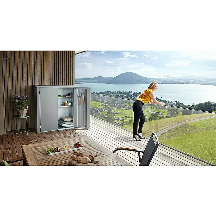 Biohort Romeo Geräteschrank Romeo Gr. M - Außenmaß inkl. Dachüberstand (B x T): 132 x 57 cm, Stahl, Quarzgrau-Metallic - Offener grauer Outdoor-Schrank auf Holzdeck, mit Regalen und Grillutensilien, erweitert die Balkonfunktionalität.