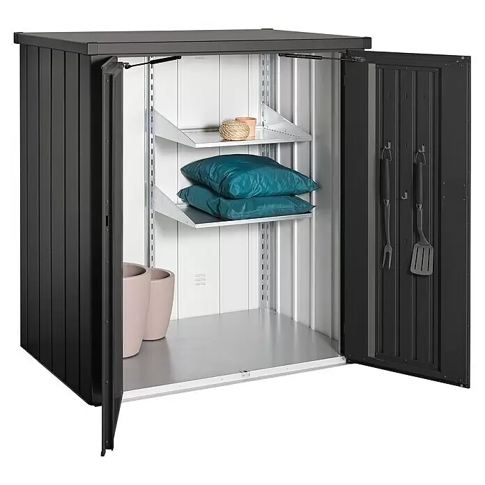 Biohort Romeo Geräteschrank Romeo Gr. L - Außenmaß inkl. Dachüberstand (B x T): 132 x 87 cm, Stahl, Dunkelgrau-Metallic - Anthrazitfarbener Metall-Gartenschrank mit geöffneten Türen, Regalen und verschiedenen Gegenständen.