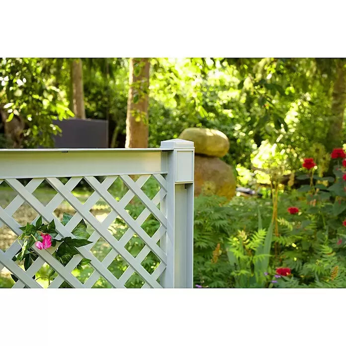 KHW Pflanzkasten mit Zentralspalier - Außenmaß (L x B x H): 100 x 43 x 140 cm, Kunststoff, Grau - Hellgraues Gartenrankgitter-Zaunfeld mit Pfosten, Rautenmuster und rosa Blüten.