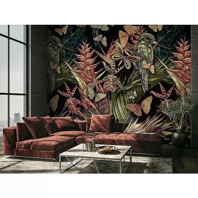 Marburg Smart Art Gallery Fototapete Exotic Bird - B x H: 2,65 x 3,4 m, Vlies - Braunes L-förmiges Stoff-Ecksofa in einem modernen Wohnzimmer.