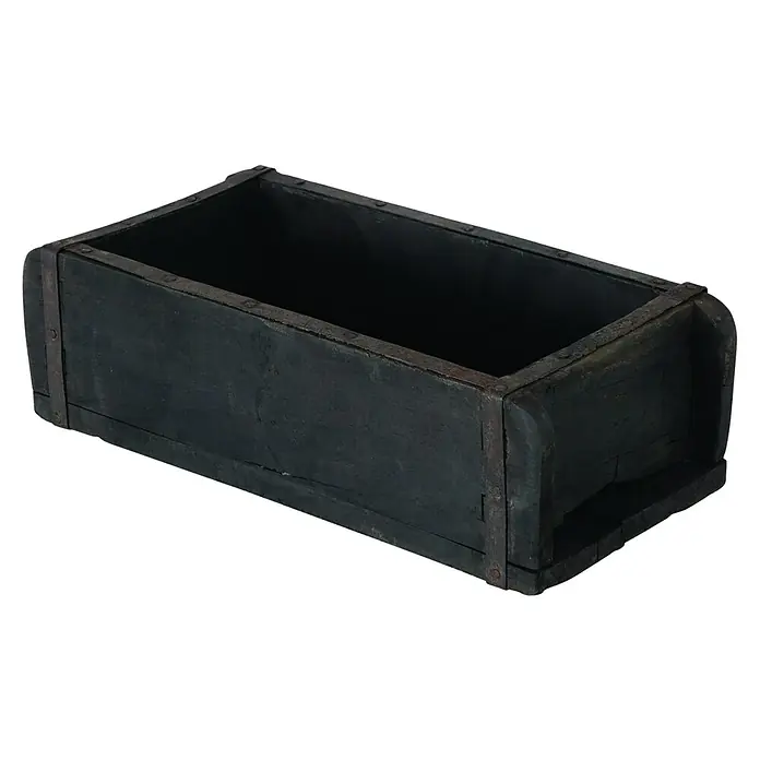 Holzkiste Rygge1 Stk., L x B x H: 34 x 16 x 10 cm, Schwarz - Nahaufnahme einer alten, rechteckigen, schwarzen Holzkiste mit Gebrauchsspuren und Metallbeschlägen.
