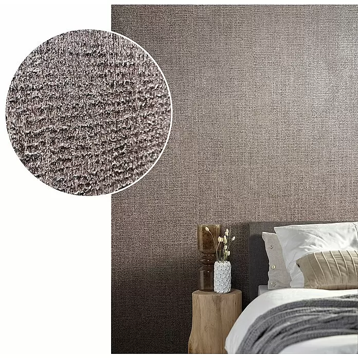 Marburg Natural Opulence Vliestapete - Rot-Braun, Uni, 10,05 x 0,7 m - Braune, strukturierte Tapete mit Farbverlauf, die eine Schlafzimmerwand hinter einem Bett bedeckt.