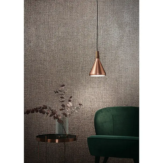 Marburg Natural Opulence Vliestapete - Rot-Braun, Uni, 10,05 x 0,7 m - Ein elegantes Interieur mit einer Kupfer-Pendelleuchte, einem grünen Sessel und einem Beistelltisch mit einer Vase, die eine warme, einladende Atmosphäre schafft.