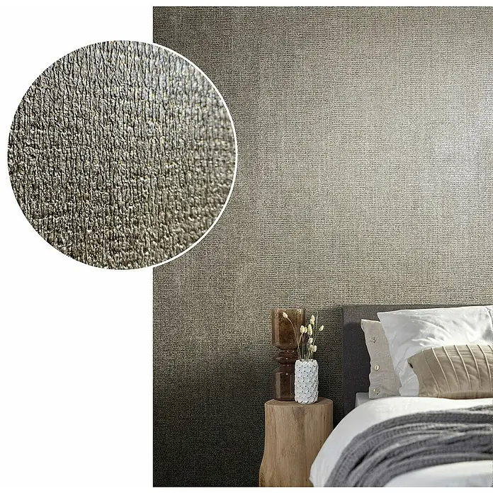 Marburg Natural Opulence Vliestapete - Beige-Braun, Uni, 10,05 x 0,7 m - Nahaufnahme einer strukturierten Tapete in Erdtönen. Detailreiche Oberflächengestaltung für eine natürliche Wanddekoration.
