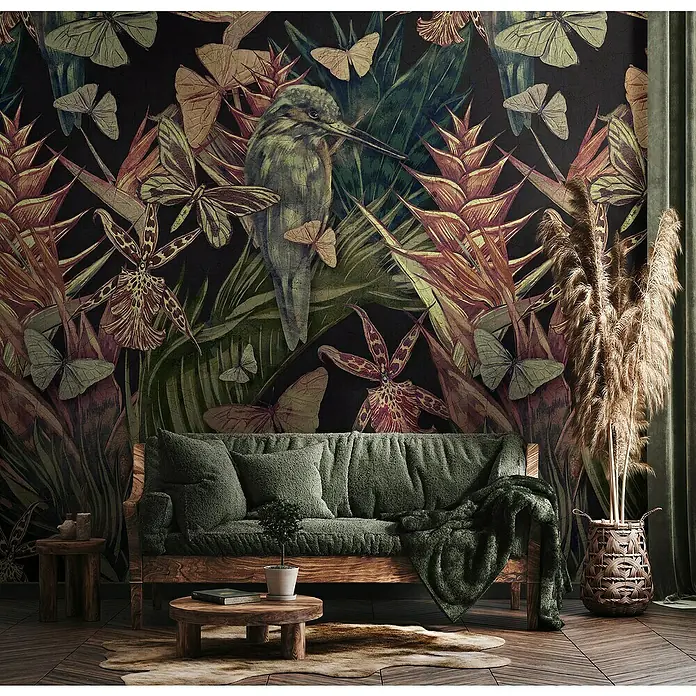 Marburg Smart Art Gallery Fototapete Exotic Bird - B x H: 2,65 x 3,4 m, Vlies - Wohnzimmer mit grünen Akzenten und einem bequemen Sofa vor einer kunstvollen Dschungeltapete, die eine entspannende Atmosphäre schafft.