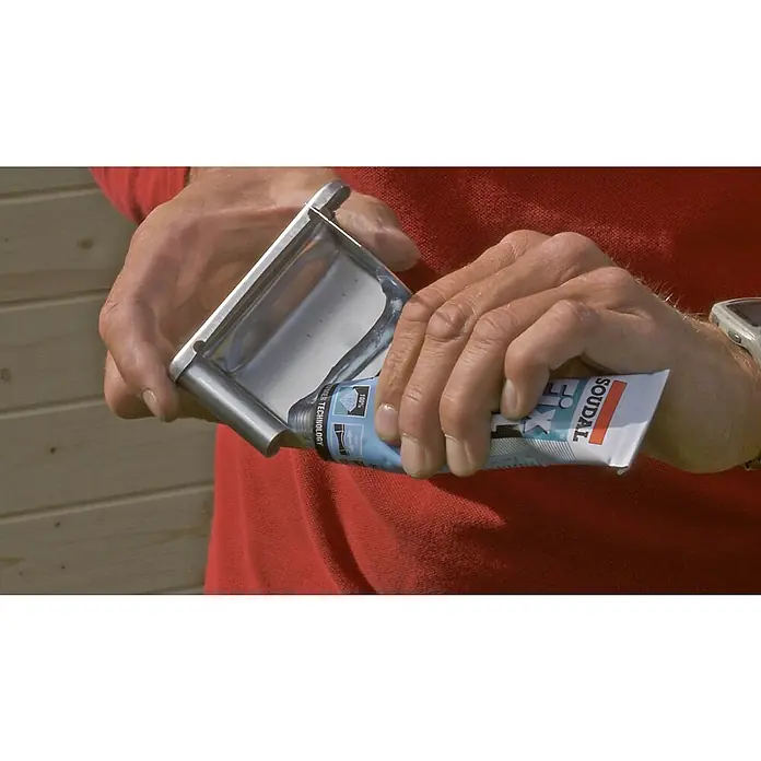 Sarei Kastenrinnenwinkel - Nennweite: 70 mm, Außenecke, Aluminium - Eine Person trägt Soudal Fix All Klebstoff auf eine Metallstruktur auf, um die dauerhafte und flexible Verbindung zu gewährleisten.