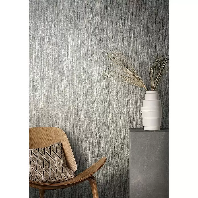 Marburg Natural Opulence Vliestapete - Greige, Streifen, 10,05 x 0,7 m - Helle, greige Wandverkleidung mit subtilem vertikalem Strukturmuster in einem modernen Wohnraum.
