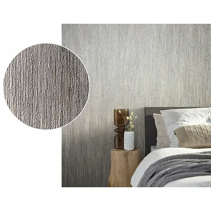 Marburg Natural Opulence Vliestapete - Greige, Streifen, 10,05 x 0,7 m - Nahaufnahme einer silbernen Tapete mit vertikalen Texturen, die einen subtilen, modernen Look verleiht. Ideal für stilvolle Innenräume.