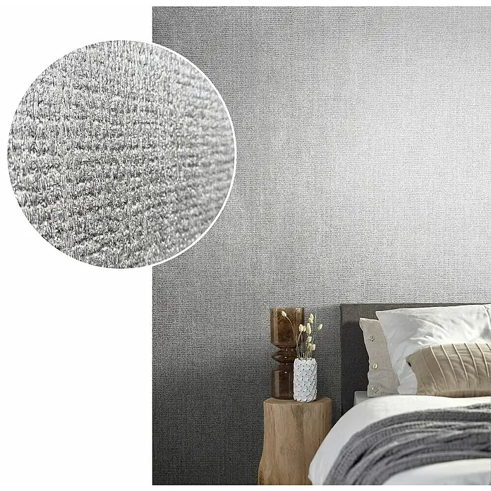 Marburg Natural Opulence Vliestapete - Grau, Uni, 10,05 x 0,7 m - Nahaufnahme einer luxuriösen silbernen Tapete mit einer feinen Textur, die Eleganz und Stil in jeden Raum bringt.