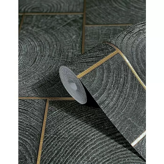 Marburg Natural Opulence Vliestapete - Schwarz, Holzoptik, 10,05 x 0,7 m - Teilweise abgerollte dunkelgraue, texturierte Tapetenrolle mit schimmernder Oberfläche und goldenen geometrischen Linien.