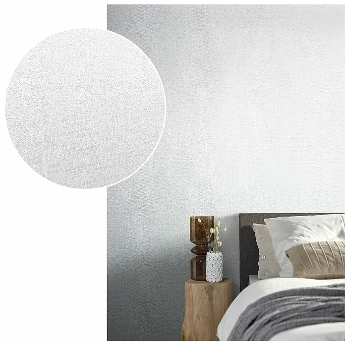 Marburg Natural Opulence Vliestapete - Weiß, Uni, 10,05 x 0,7 m - Nahaufnahme einer modernen weißen Vinyltapete mit subtiler Textur, perfekt für ein stilvolles Schlafzimmerambiente.