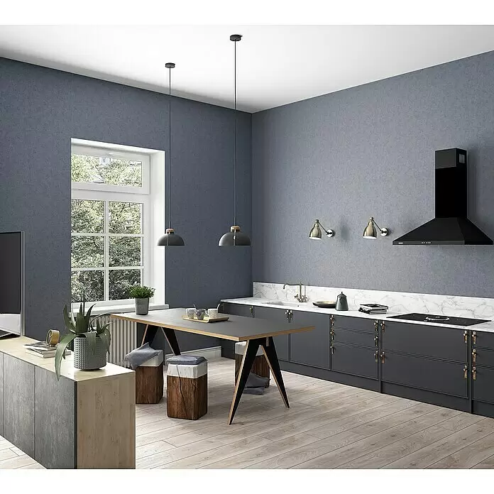 Marburg Shades Vliestapete - Blau, Uni, 10,05 x 0,53 m - Moderne Küche mit dunkelgrauen Schränken, weißer Marmorplatte und blaugrauen Wänden. Heller Holzfußboden und Essbereich mit Holzschemeln.