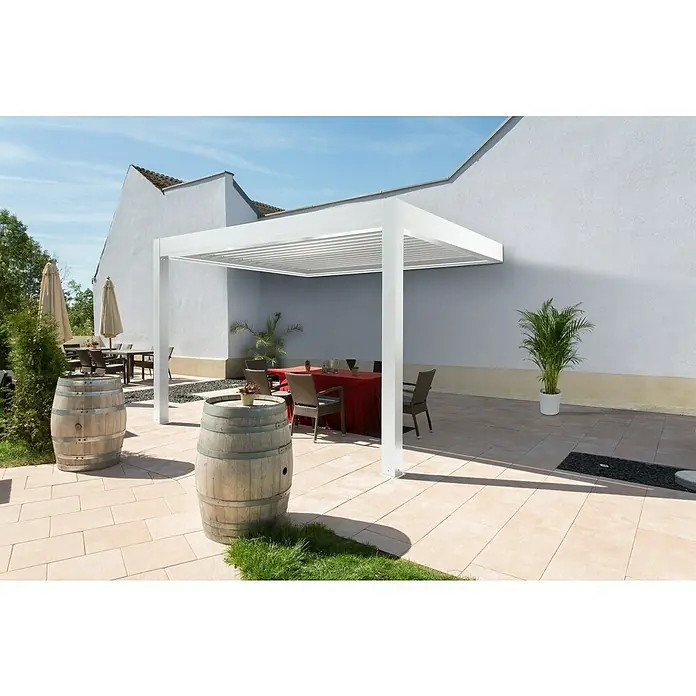 Solid Elements PergolaL x T: 400 x 339 cm, Weiß, Weiß - Terrassenansicht mit einer modernen Pergola, die Schatten spendet, mit Fässern und Tischen. Ideal für entspannte Stunden im Freien.