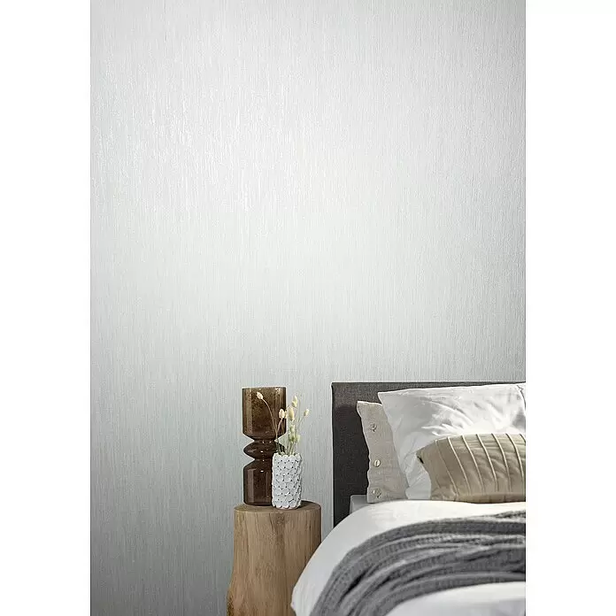 Marburg Natural Opulence Vliestapete - Metallic-Weiß, Streifen, 10,05 x 0,7 m - Helle, dezent strukturierte Tapete an einer Schlafzimmerwand, die einen ruhigen und einladenden Hintergrund schafft.