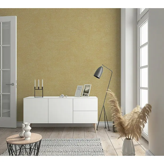 Marburg Shades Vliestapete - Ocker, Uni, 10,05 x 0,53 m - Wohnzimmer mit weißem Sideboard, Stehlampe und dekorativen Elementen für ein stilvolles Ambiente.