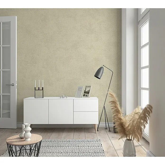 Marburg Shades Vliestapete - Beige, Uni, 10,05 x 0,53 m - Wohnzimmer mit weißen Sideboard, Stehlampe und Dekorationen. Das Sideboard bietet Stauraum und dient als Ablagefläche für Dekoartikel.