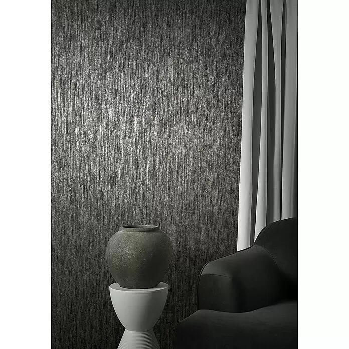Marburg Natural Opulence Vliestapete - Schwarz, Streifen, 10,05 x 0,7 m - Dunkle, texturierte Tapete mit schimmerndem vertikalem Muster, an einer Wand in einem Raumambiente.