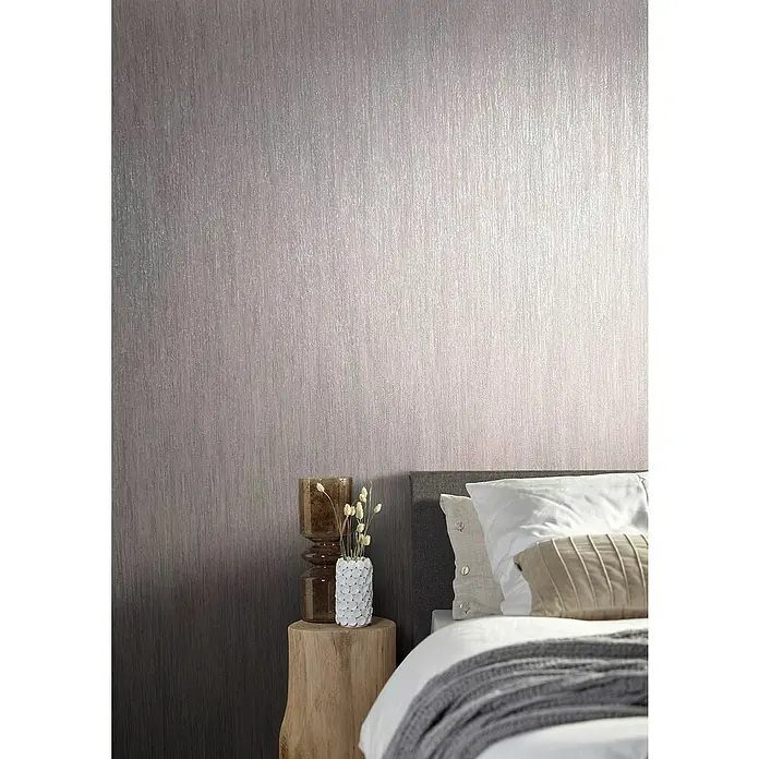 Marburg Natural Opulence Vliestapete - Rot-Braun, Streifen, 10,05 x 0,7 m - Nahaufnahme einer Wandtapete mit einem subtilen linearen Muster, das dem Raum eine moderne und elegante Note verleiht.