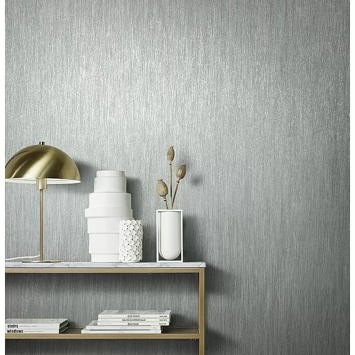 Marburg Natural Opulence Vliestapete - Metallic-Grau, Streifen, 10,05 x 0,7 m - Silbergraue Tapete mit vertikal gebürsteter Textur, als moderner Hintergrund für ein Regal mit Büchern und Deko.