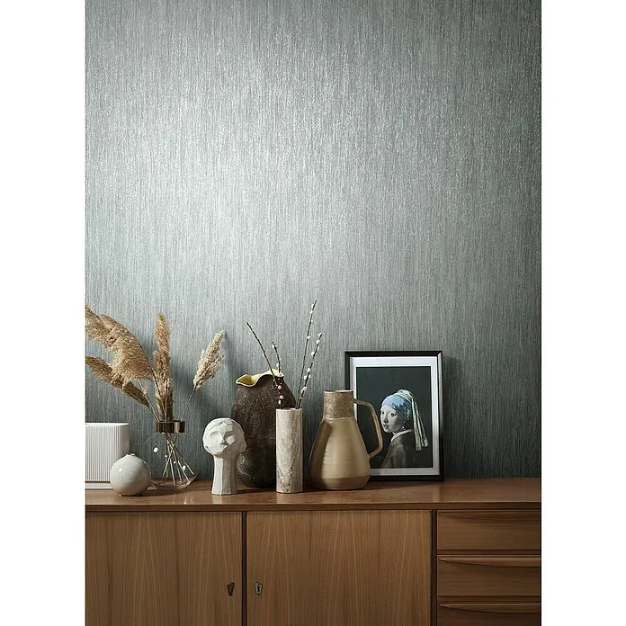 Marburg Natural Opulence Vliestapete - Metallic-Grau, Streifen, 10,05 x 0,7 m - Stilvolles Interieur mit einer gemusterten Tapete in Grau, die eine elegante Kulisse für Möbel und Dekorationen bildet.