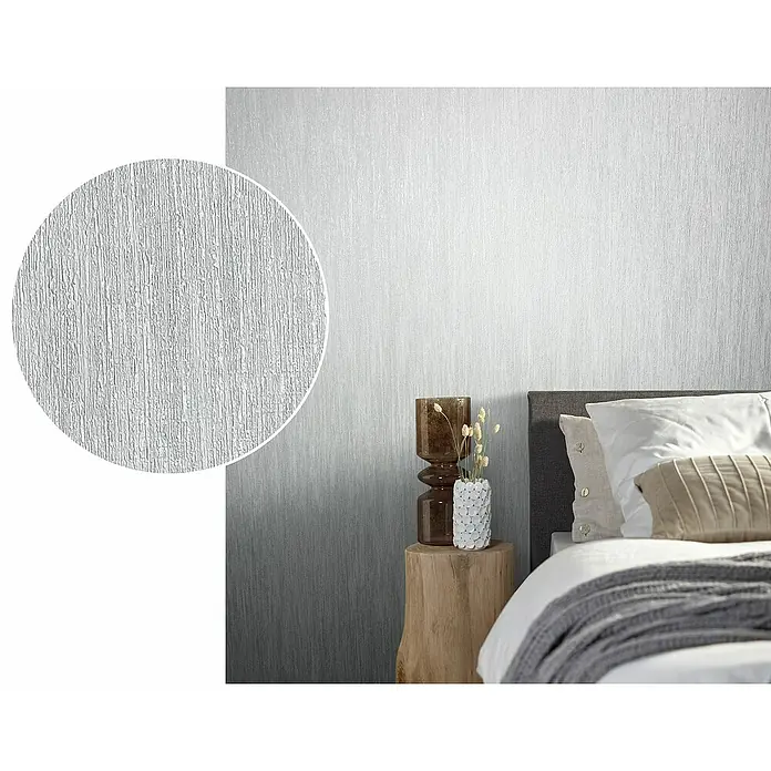 Marburg Natural Opulence Vliestapete - Grau, Streifen, 10,05 x 0,7 m - Nahaufnahme einer modernen, strukturierten Tapete in Grau- und Weißtönen, die eine elegante und minimalistische Ästhetik für Innenräume bietet.