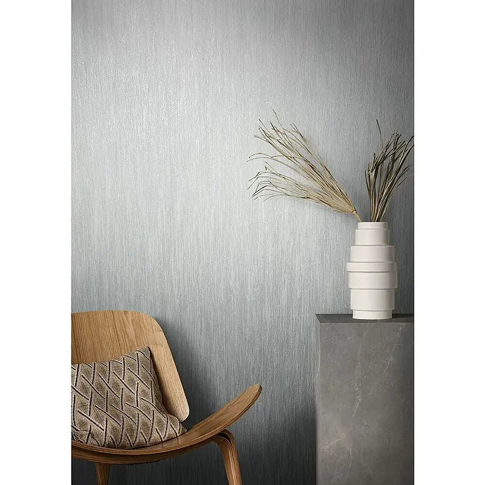 Marburg Natural Opulence Vliestapete - Grau, Streifen, 10,05 x 0,7 m - Einrichtungsidee mit Stuhl, Kissen, Vase mit Dekozweigen und einer eleganten Wandtapete mit feiner Textur für ein stilvolles Ambiente.