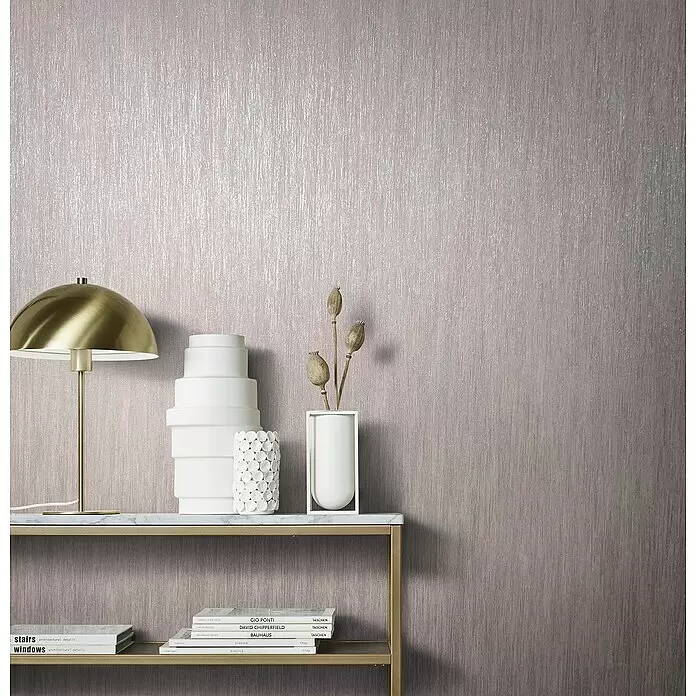 Marburg Natural Opulence Vliestapete - Rot-Braun, Streifen, 10,05 x 0,7 m - Gedämpfte Rosé-Taupe Tapete mit vertikaler Bürstenstruktur an einer Zimmerwand.
