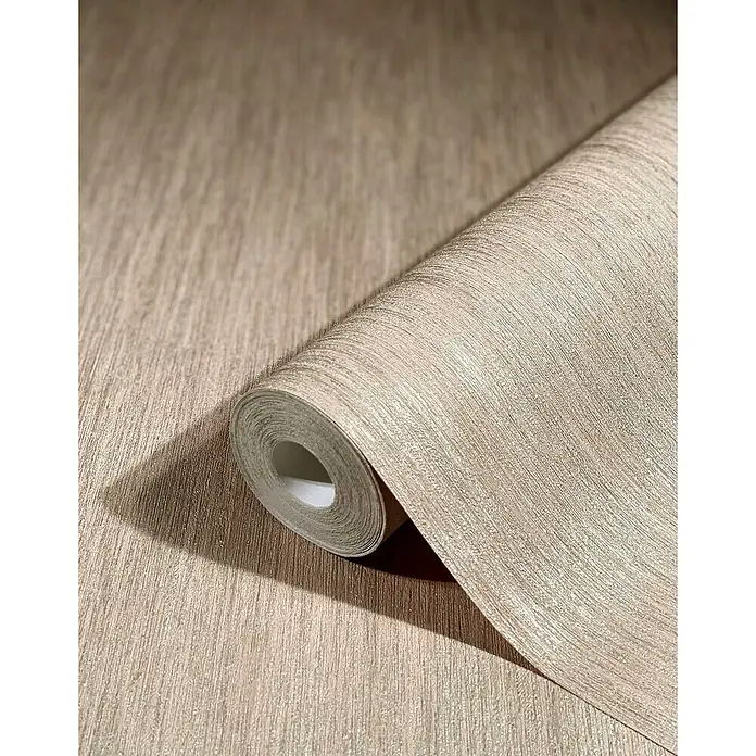 Marburg Natural Opulence Vliestapete - Rot-Braun, Streifen, 10,05 x 0,7 m - Nahaufnahme einer Rolle strukturierten, beigen Vliestapete, die eine natürliche und elegante Wandgestaltung verspricht.