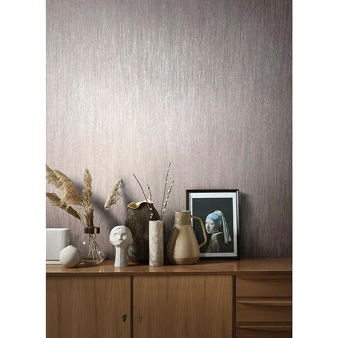 Marburg Natural Opulence Vliestapete - Rot-Braun, Streifen, 10,05 x 0,7 m - Eine Nahaufnahme von Wandpaneelen in Holzoptik, die eine warme und natürliche Ästhetik in den Raum bringen. Die Textur ahmt Holz perfekt nach.