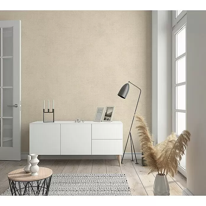 Marburg Shades Vliestapete - Beigegrau, Uni, 10,05 x 0,53 m - Hellbeige strukturierte Tapete an der Wand eines modernen Zimmers.