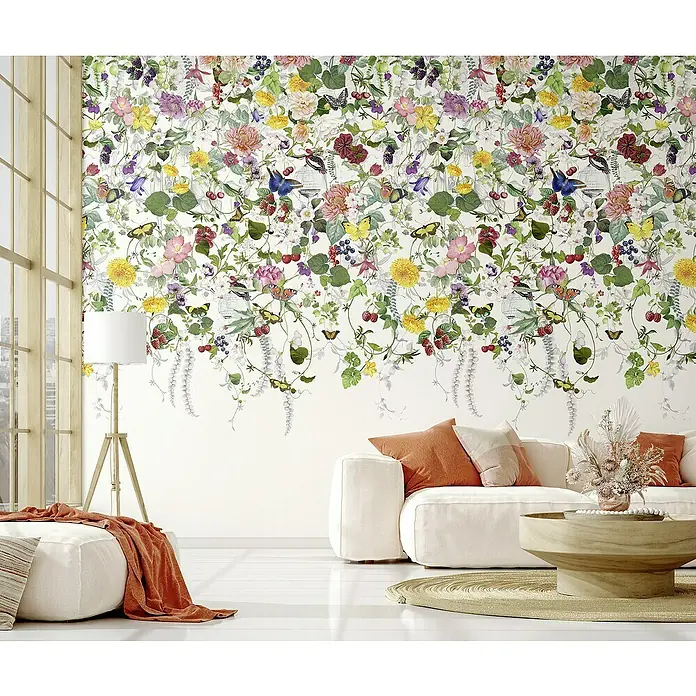 Marburg Smart Art Gallery Fototapete Flower Curtain - B x H: 2,12 x 3,4 m, Vlies - Wohnzimmer mit einer blumigen Tapete an der Wand, die eine elegante und stilvolle Atmosphäre schafft.