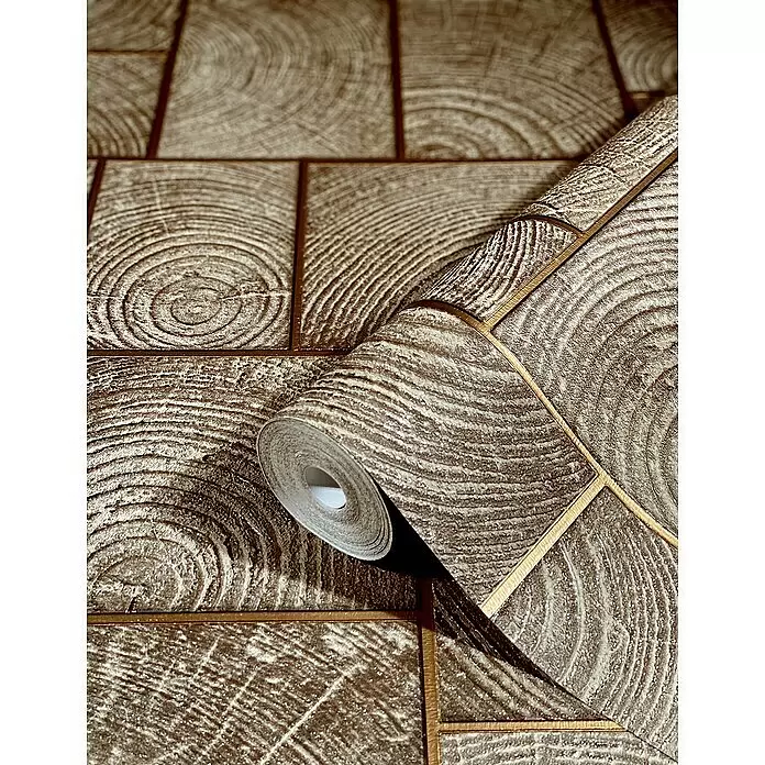 Marburg Natural Opulence Vliestapete - Braun, Holzoptik, 10,05 x 0,7 m - Eine Rolle braun-beiger, glitzernder Tapete mit Holzmaserung und goldenen Fliesenlinien, teilweise auf passendem Untergrund ausgerollt.