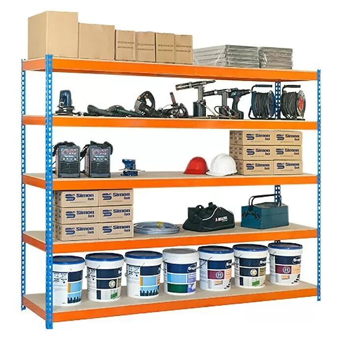 Simonrack Simonforte Schwerlastregal Simonforte Chipboard - H x B x T: 300 x 150 x 45 cm, Traglast pro Boden: 600 kg, Anzahl Böden: 5 Stk., Stecken, Blau/Orange - Oranges und blaues Metallregal gefüllt mit Kisten, Elektrowerkzeugen, Schweißgeräten, Schutzhelmen, Farbeimern und Werkzeugkästen.