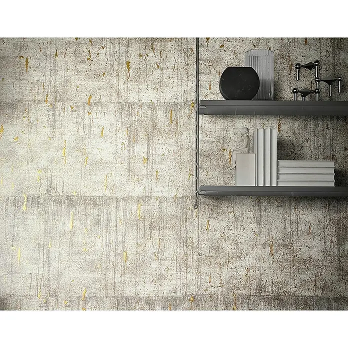 Marburg Natural Opulence Vliestapete - Greige, Betonoptik, 10,05 x 0,7 m - Regal mit dekorativen Elementen vor einer strukturierten Wand. Das minimalistische Design betont die ausgestellten Objekte und die Wandtextur.