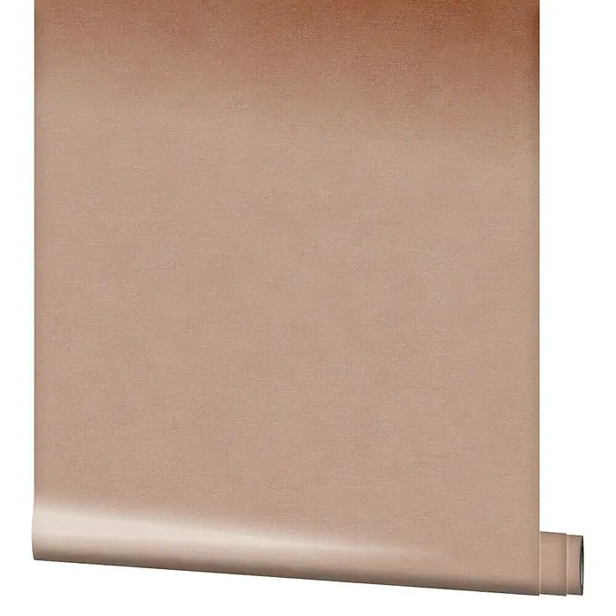 Marburg Shades Vliestapete - Braun, Uni, 10,05 x 0,53 m - Nahaufnahme einer Rolle braun-rosa Tapete, die eine warme und einladende Textur für die Wanddekoration zeigt.