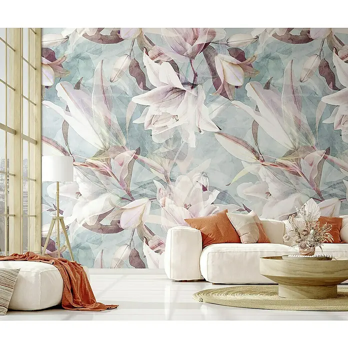 Marburg Smart Art Gallery Fototapete Lilien - B x H: 2,12 x 2,7 m, Vlies - Elegantes Wohnzimmer mit floraler Wandtapete, weißem Sofa und Holztisch, das ein stilvolles und gemütliches Ambiente schafft.