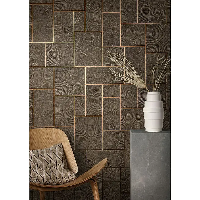 Marburg Natural Opulence Vliestapete - Braun, Holzoptik, 10,05 x 0,7 m - Wandpaneele in Holzoptik mit goldenen Akzenten, kombiniert mit einem eleganten Stuhl und einer weißen Vase. Ein stilvolles Interieur.